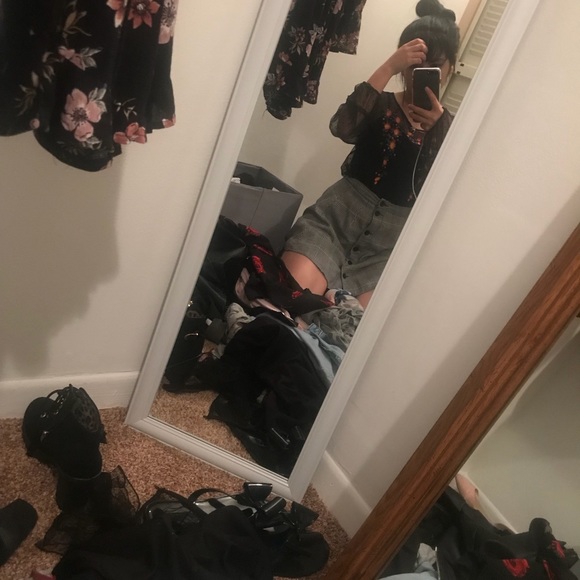 Meet your Posher, Isabel🌻🌚🥀 - Picture 2 of 3